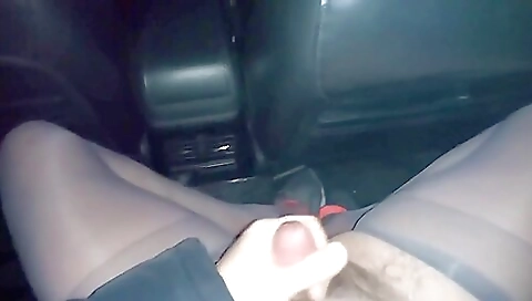 Car porn girl is masturbating with her stockings off